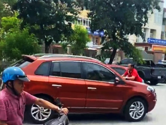Người đàn ông bám nắp capo ô tô khi xe đang chạy